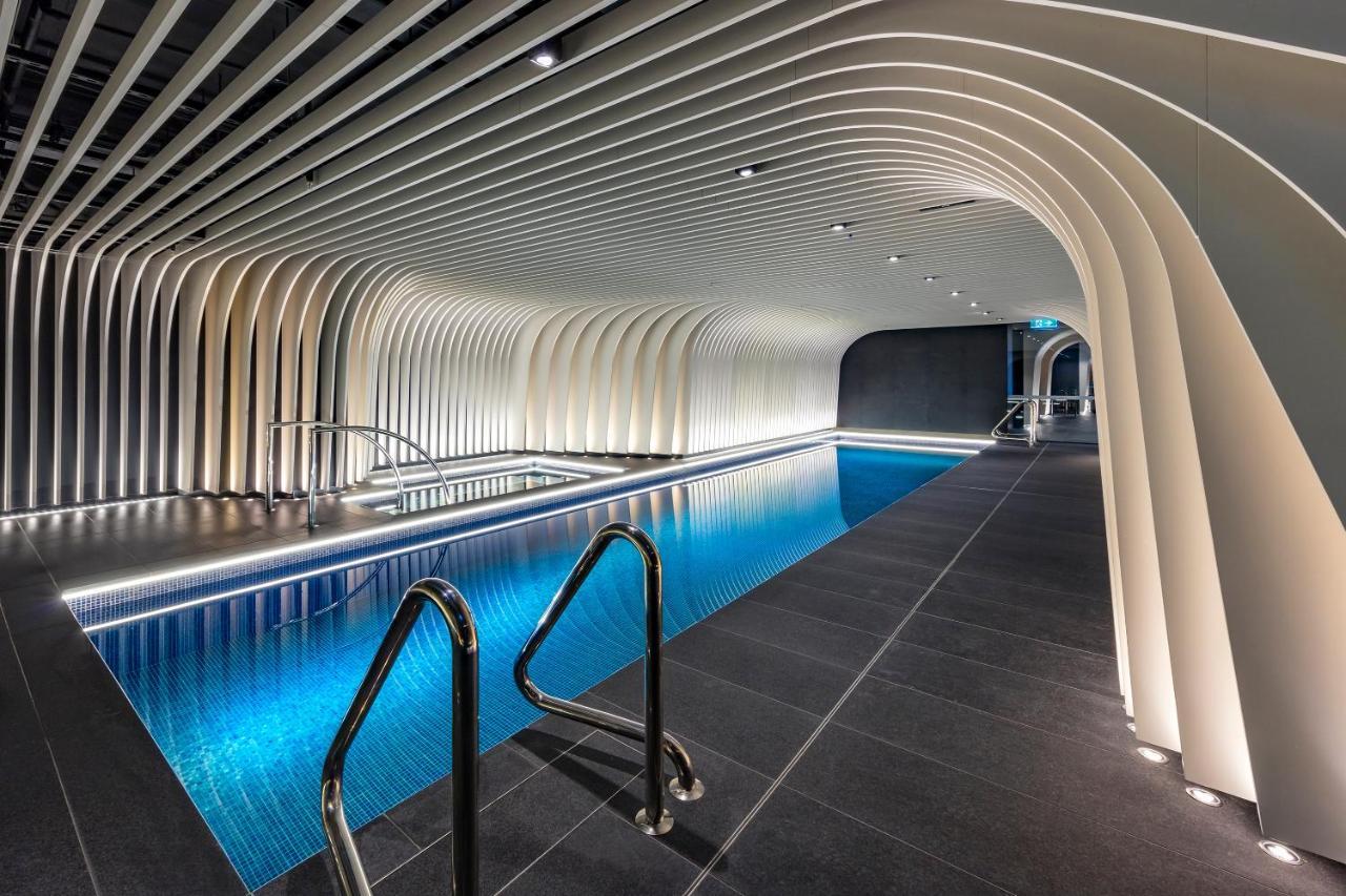 Skye Suites Сидни Екстериор снимка The pool at The Standard London