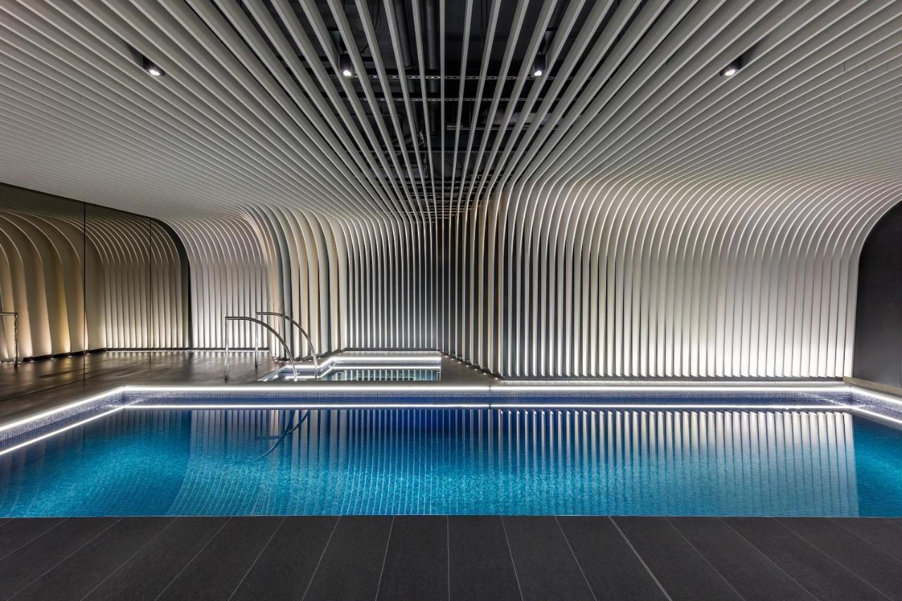 Skye Suites Сидни Екстериор снимка The pool at The Standard London