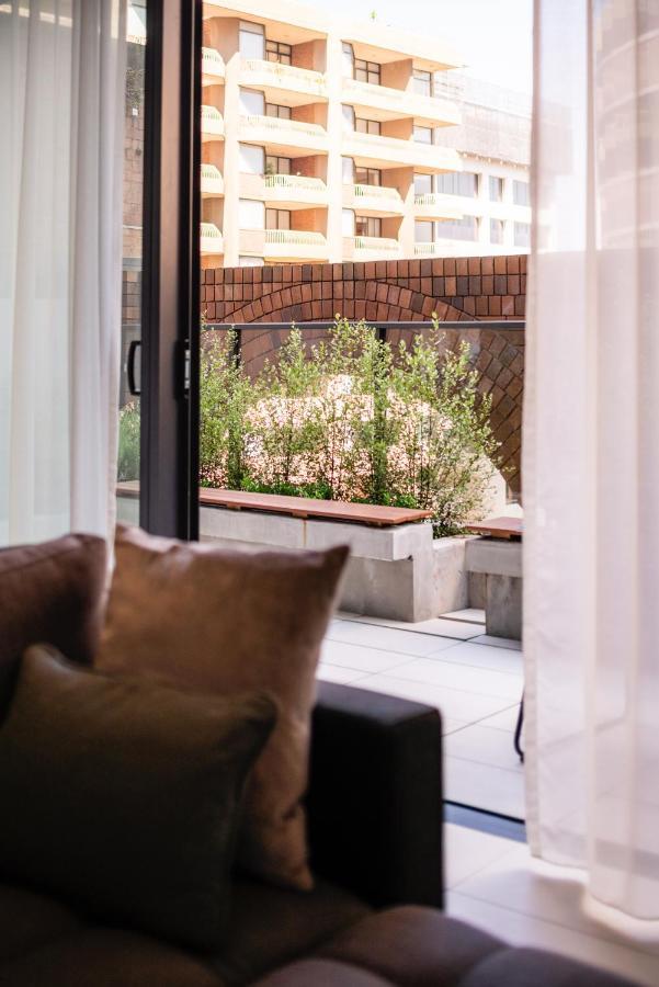 Skye Suites Сидни Екстериор снимка A view of the garden from the living room